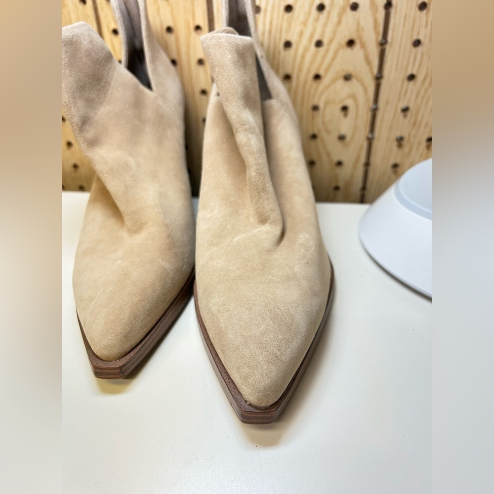 NWOT Vince Camuto Gigietta Tan Leather Ankle Boots in Size 8